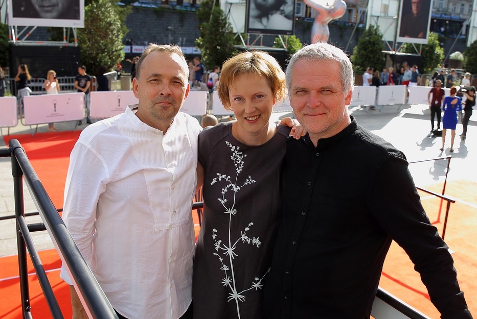 Filmas autori pirms pasaules pirmizrādes Karlovi Varu festivālā 2018. gada 1. jūlijā - filmas producents Uldis Cekulis (no kreisās), režisori Kristīne Briede un Audrjus Stonis. Foto: Agnese Zeltiņa
