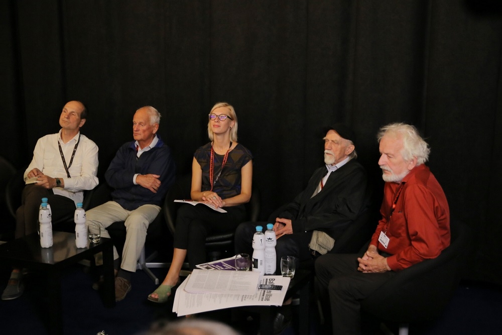 Raksta autore Zane Balčus (centrā) vada sarunu / KVIFF Talk ar Baltijas dokumentālistiem. No labās - Marks Sosārs, Ivars Seleckis, Andress Sēts un Riho Vastriks. Foto: Agnese Zeltiņa