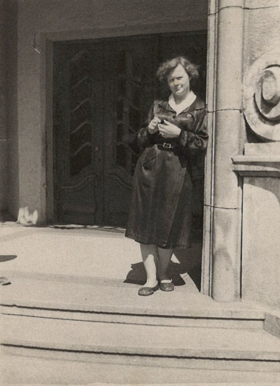 Raksta autora māte Erna Ziediņa 1963. gadā pie kinoteātra ieejas. Foto no Agra Redoviča personiskā arhīva
