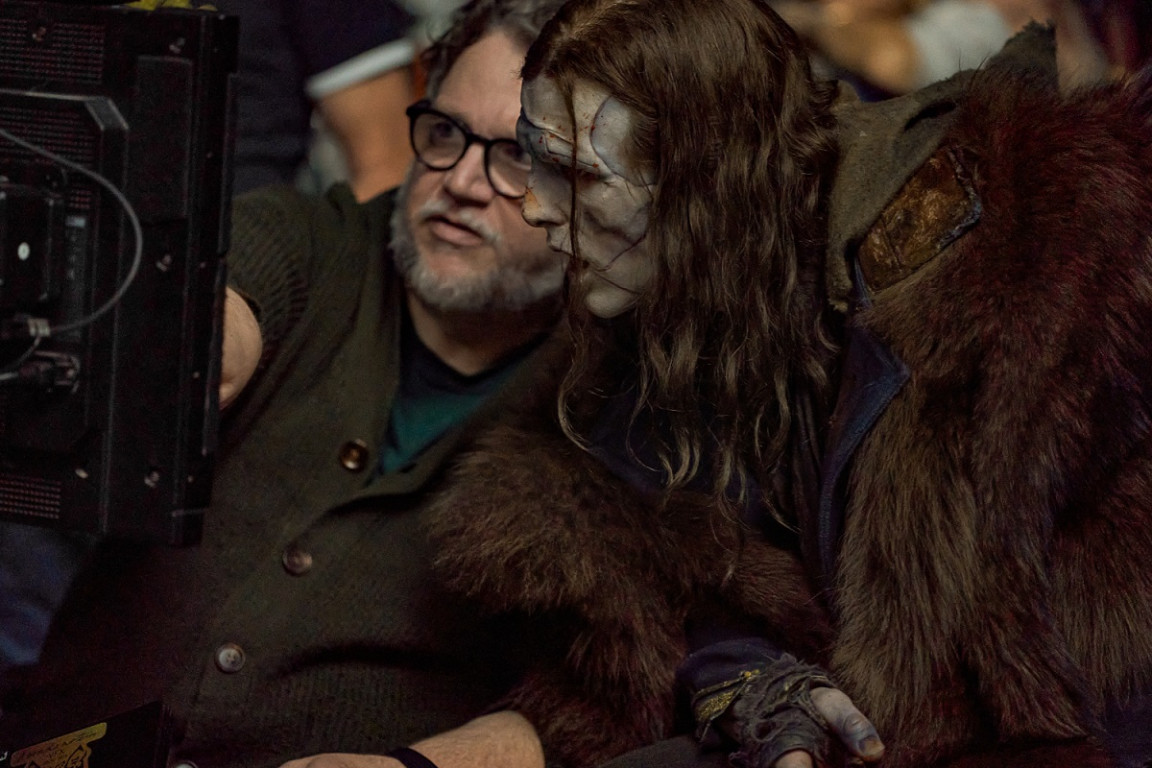 Režisors Giljermo del Toro un aktieris Džeikobs Elordi Radības tēlā