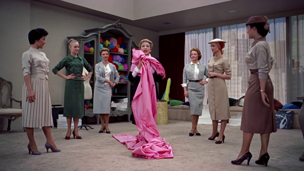 Kadrs no filmas "Smieklīgā seja / Funny Face" (1957)