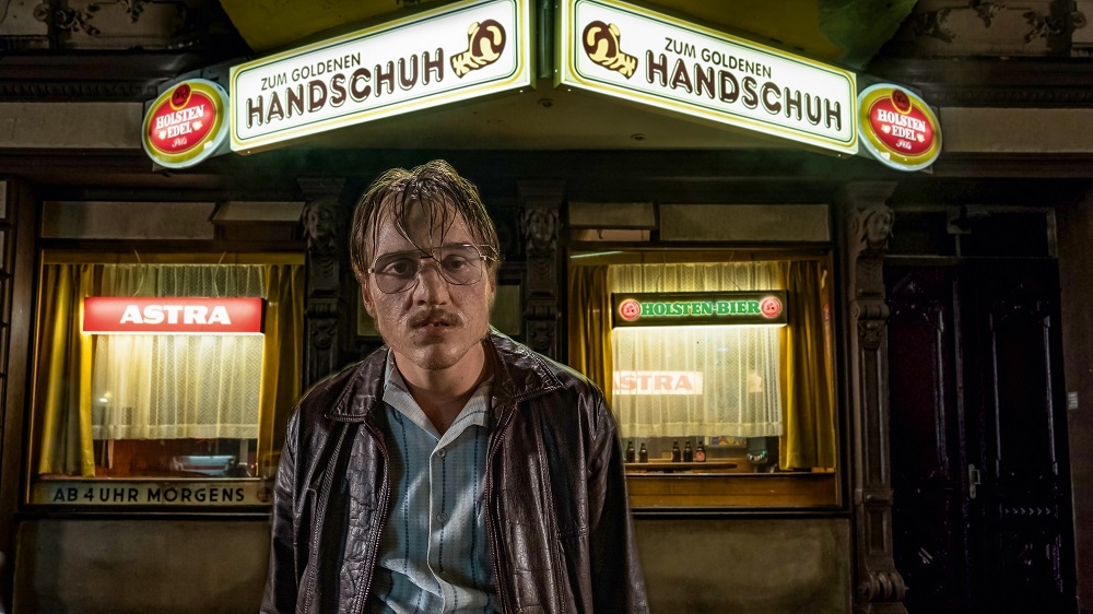 Kadrs no filmas "Zelta cimds", © Boris Laewen / 2018 bombero int./Warner Bros. Ent.