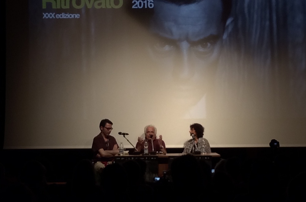 Režisors Ebrahims Golestans (centrā) tiekas ar festivāla publiku