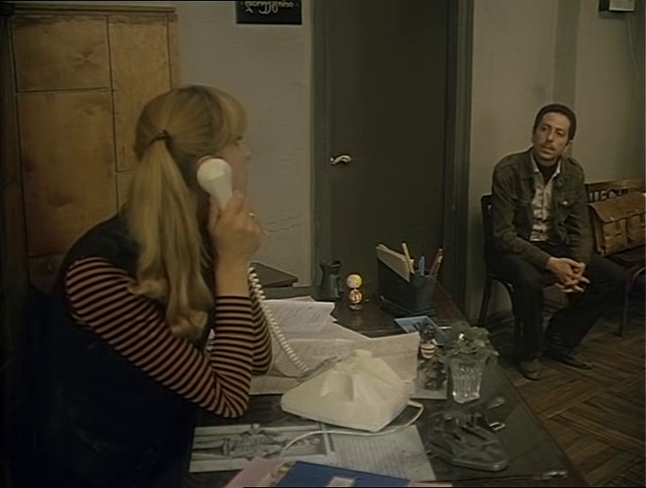 Kadrs no filmas "Zilie kalni jeb Neticamais notikums" (1984)