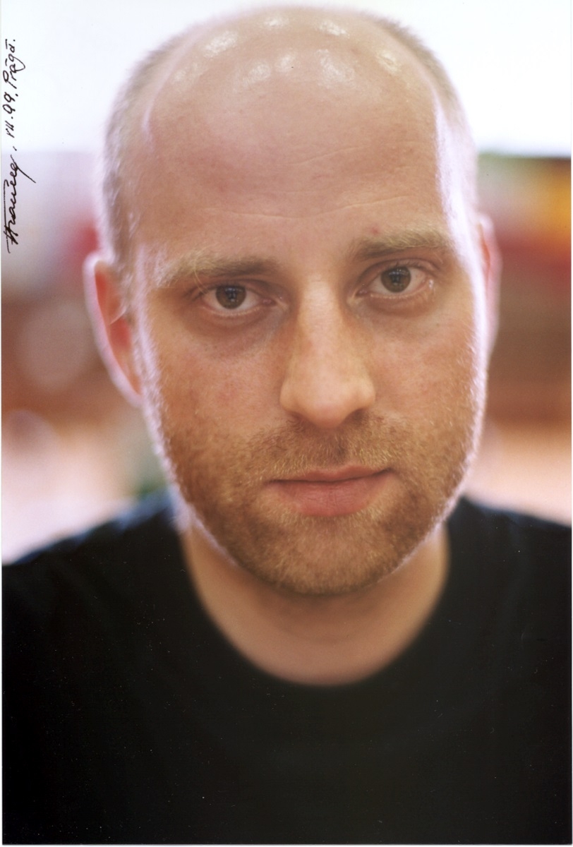 Guntis Trekteris Herca Franka fotogrāfijā ar autogrāfu, 1999. gada jūlijs Prāgā