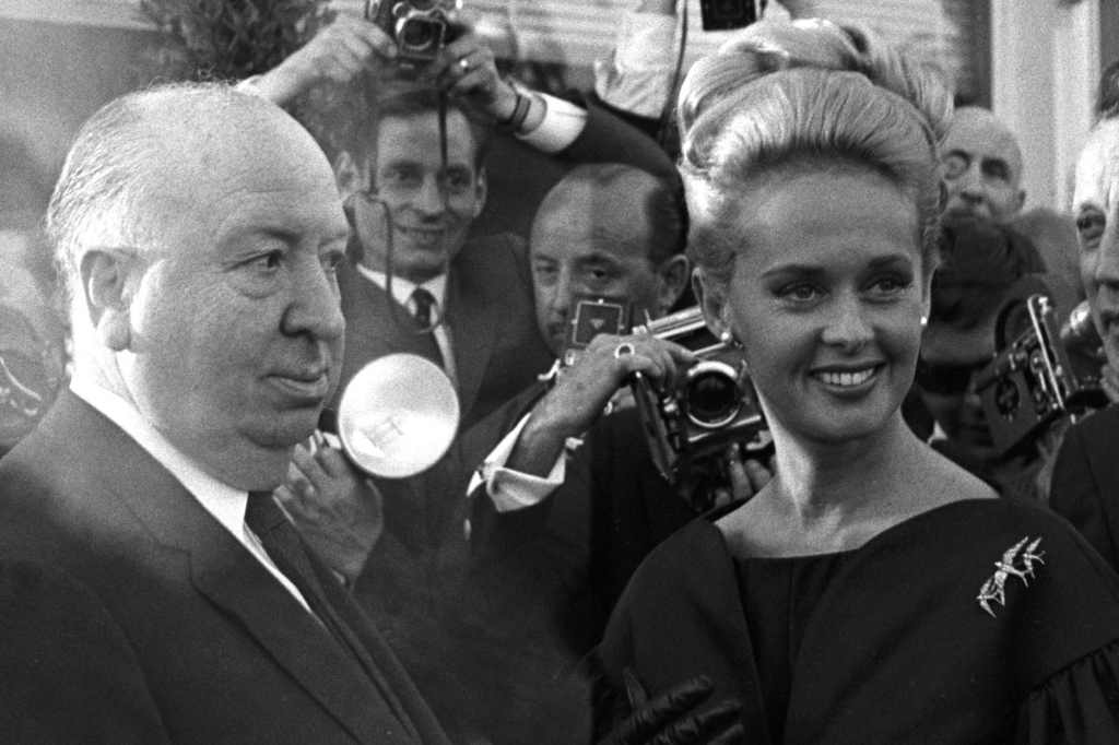 Režisors Alfreds Hičkoks un aktrise Tipija Hedrena, galvenās lomas tēlotāja Hičkoka filmā "Putni" (1963)