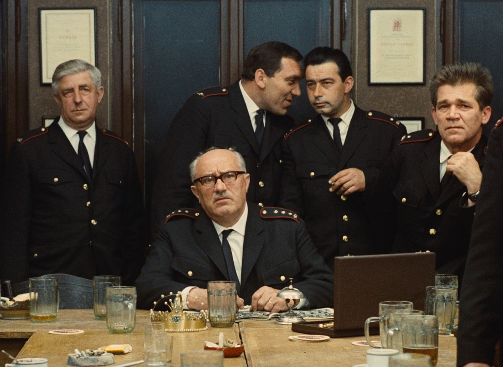 Kadrs no filmas "Ugunsdzēsēju balle" (1967)