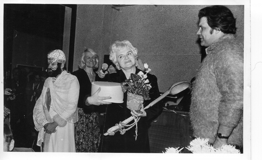 Hronikas balvu pasniegšana 1983. gada 28. decembrī, no labās - režisors Arnis Akmeņlauks, redaktore Aina Adermane, tālākajā plānā Maija Selecka