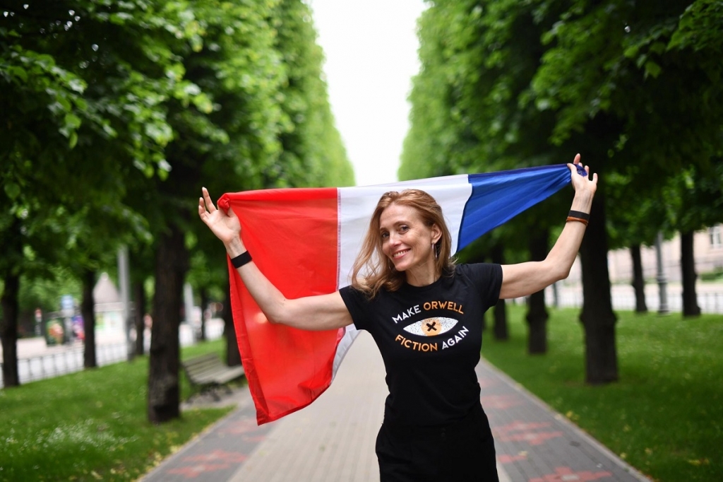 Režisore Ilze Burkovska-Jakobsena svin filmas "Mans mīļākais karš" uzvaru Ansī festivālā - viena pati Rīgas centrā. Foto: Kristaps Kalns