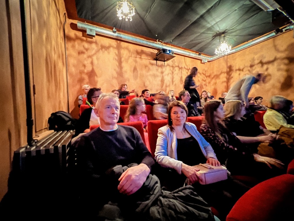 Draugu seanss kinoteātrī "Kino Bize", priekšplānā Hārdijs un Ingūna. Foto: Ēriks Božis
