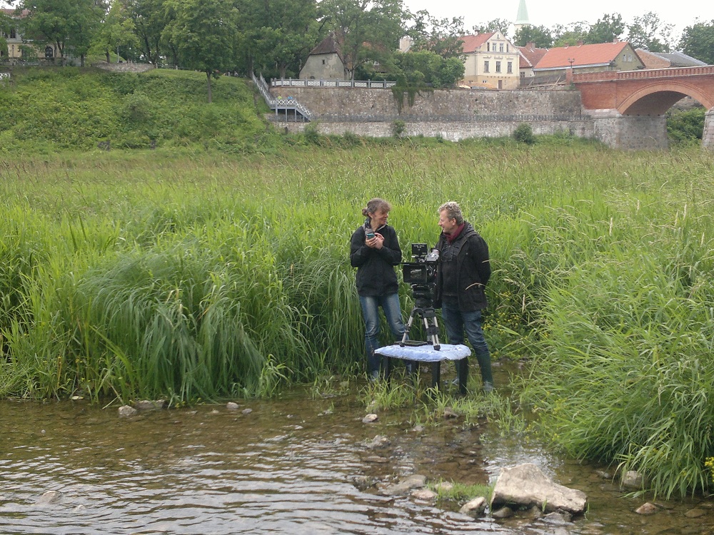 Režisore Laila Pakalniņa un operators Uldis Jancis filmē Ventas rumbu
