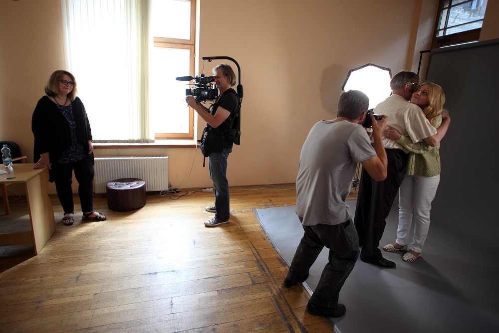 Ieva Lešinska (no kreisās) filmas "Spiegs, kurš mans tēvs" uzņemšanas procesā. Foto: Agnese Zeltiņa
