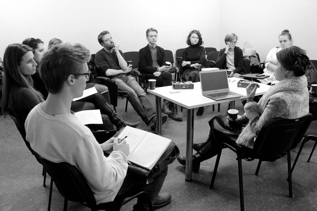 Diskusijas dalībnieki (no priekšplāna): Gvido Grūbe, Dārta Ceriņa, Laima Graždanoviča, Ildze Terēze Felsberga, Kristians Poikāns, Miks Želvis, Paula Lozda, Agnese Lipska, Ieva Monika Augstkalna, pie galda Nora Grēniņa
