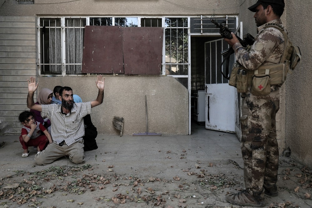 Kadrs no filmas "Mosulā / Inside Mosul". Foto: Film Servis Festival Karlovy Vary