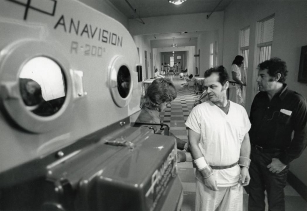 Aktieris Džeks Nikolsons un režisors Milošs Formans filmas "Kāds pārlaidās pār dzeguzes ligzdu" uzņemšanas laukumā. Foto: Peter Sorel © Archive of Miloš Forman, The Saul Zaentz Company