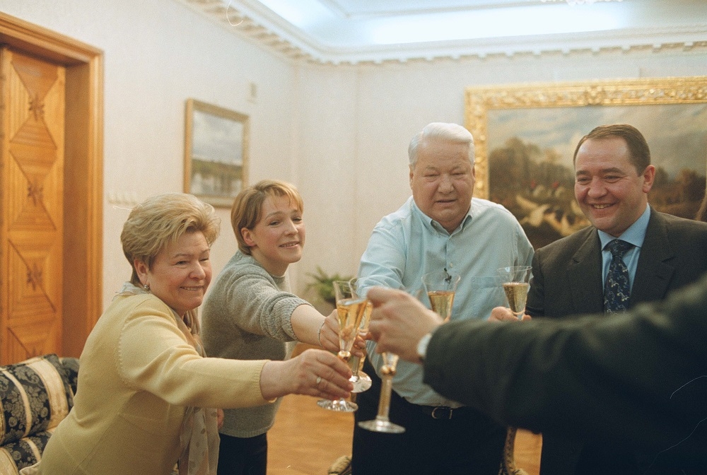 Kadrs no filmas "Putina liecinieki" - Jaungada sagaidīšana Borisa Jeļcina ģimenē