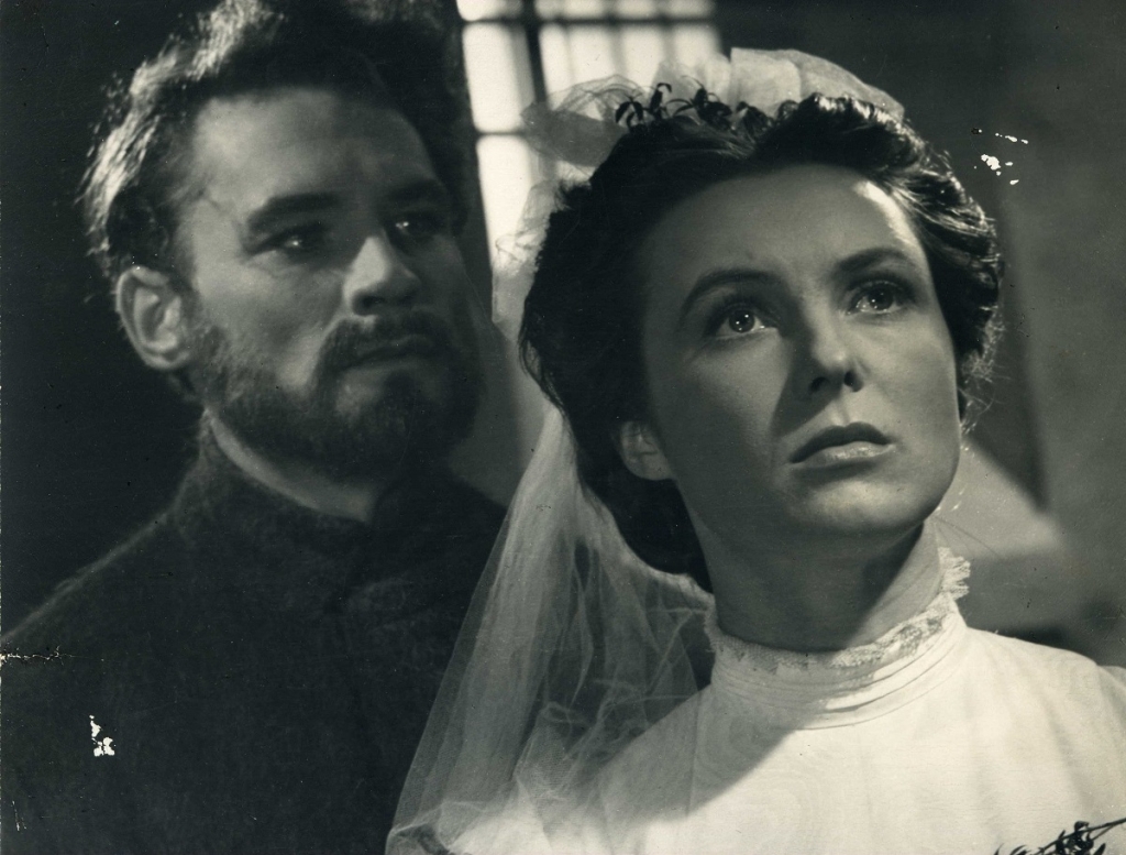 Vija Artmane un Valdemārs Zandbergs filmā "Kā gulbji balti padebeši iet" (1957)