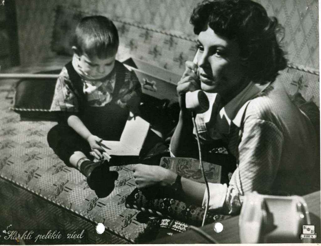 Vija Artmane filmā "Kārkli pelēkie zied" (1961)