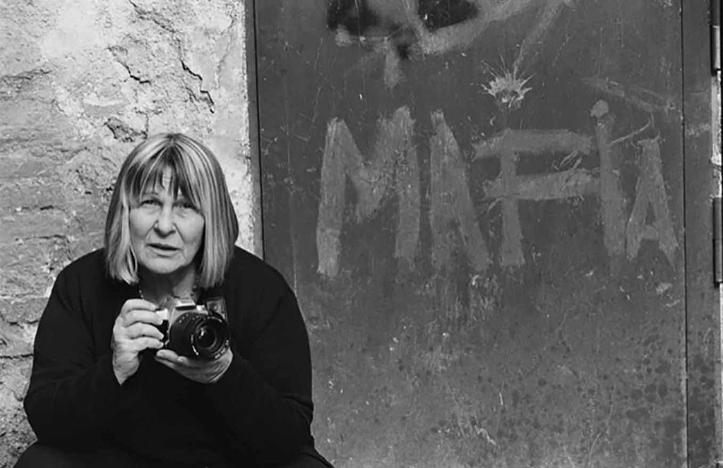 Kadrs no filmas "Shooting the Mafia"