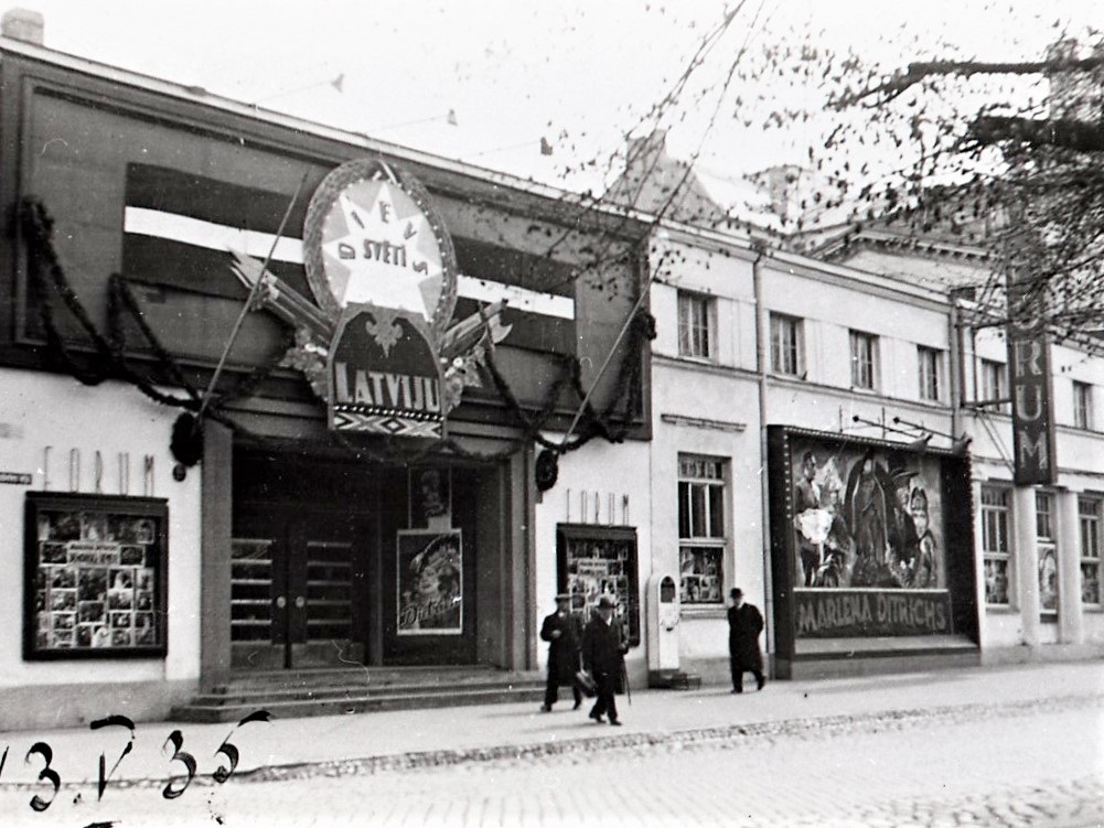 Kinoteātris "Forums" Elizabetes un Skolas ielas stūrī 1935. gadā. Foto no LKA Rīgas Kino muzeja krājuma