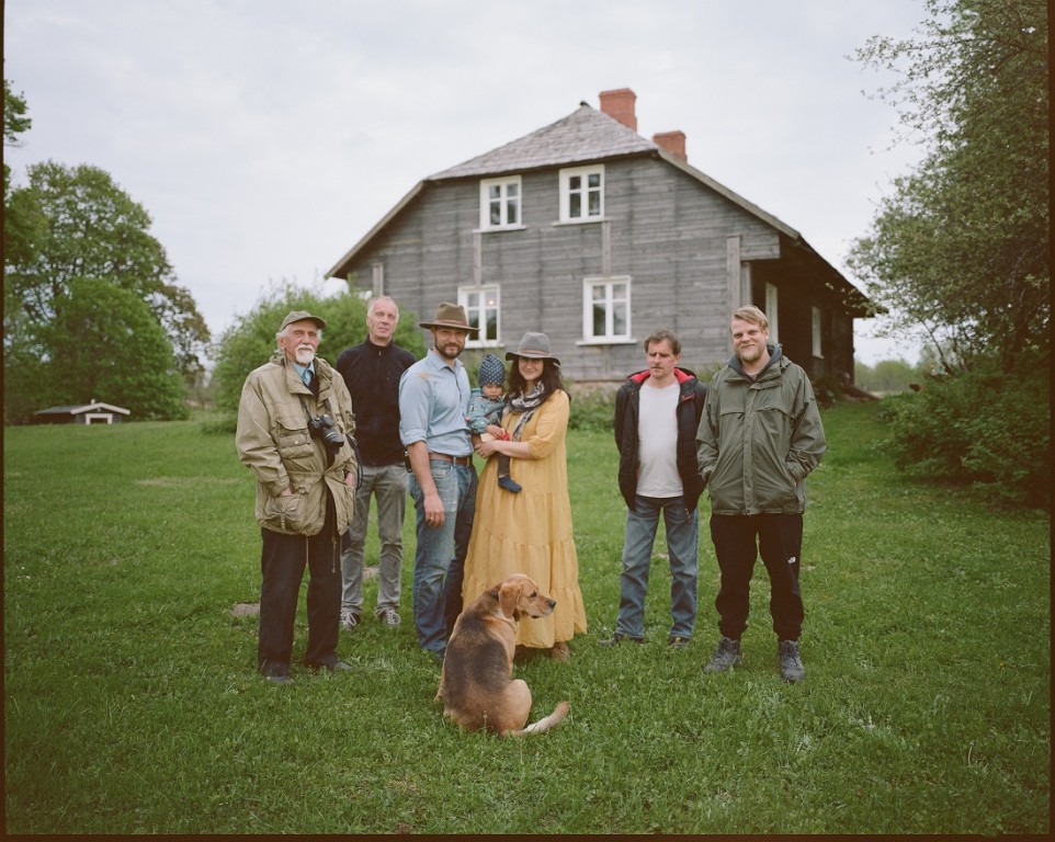 Ivars Seleckis (no kreisās) ar filmas "Zemnieki" varoņiem un komandu