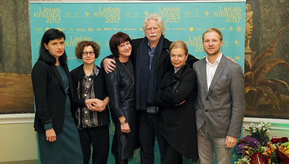 Fridriks Tors Fridriksons (centrā) kinoteātrī "Splendid Palace" kopā ar "Lielā Kristapa" žūrijas kolēģiem un Nacionālā Kino centra vadītāju Ditu Rietumu