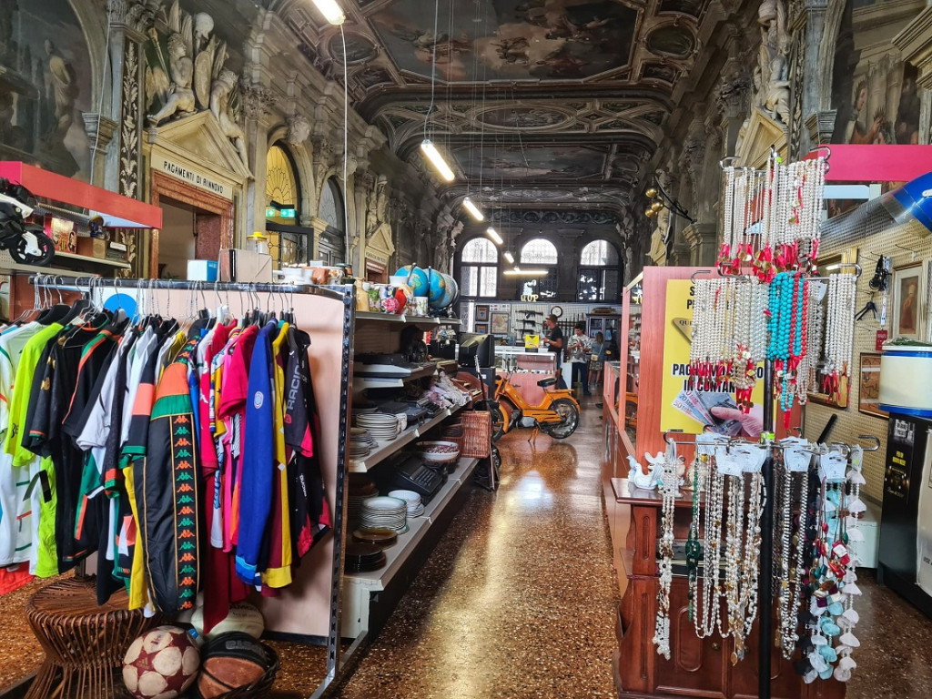 Kristofa Buhla izstāde-instalācija "Monte di Pietà” Venēcijas biennālē, Fondazione Prada. Foto: Elīna Reitere