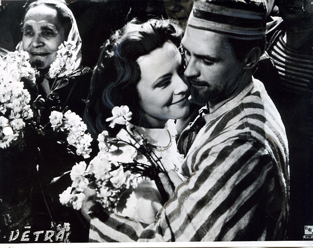 Vija Artmane un Valdemārs Zandbergs filmā "Vētra" (1960). Herca Franka foto no Rīgas KIno muzeja krājuma