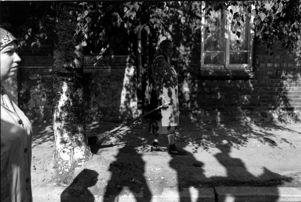 Kadrs no filmas "Kurpe" (1998), robežsargi ienāk pilsētā kā ēnas