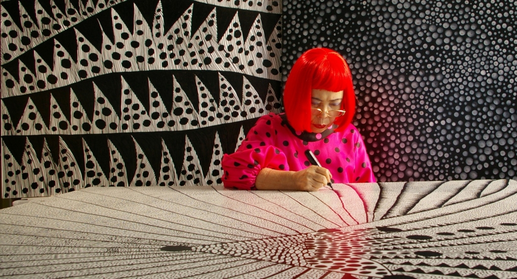 Kadrs no filmas "Kusama: Infinity"