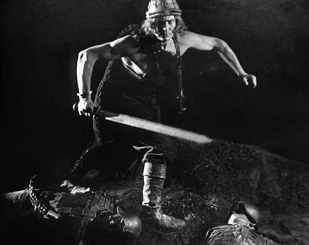 Kadrs no Aleksandra Rusteiķa filmas "Lāčplēsis" (1930) grāmatā "Ekrāna skatuve", epizodē "Tautas varoņi"