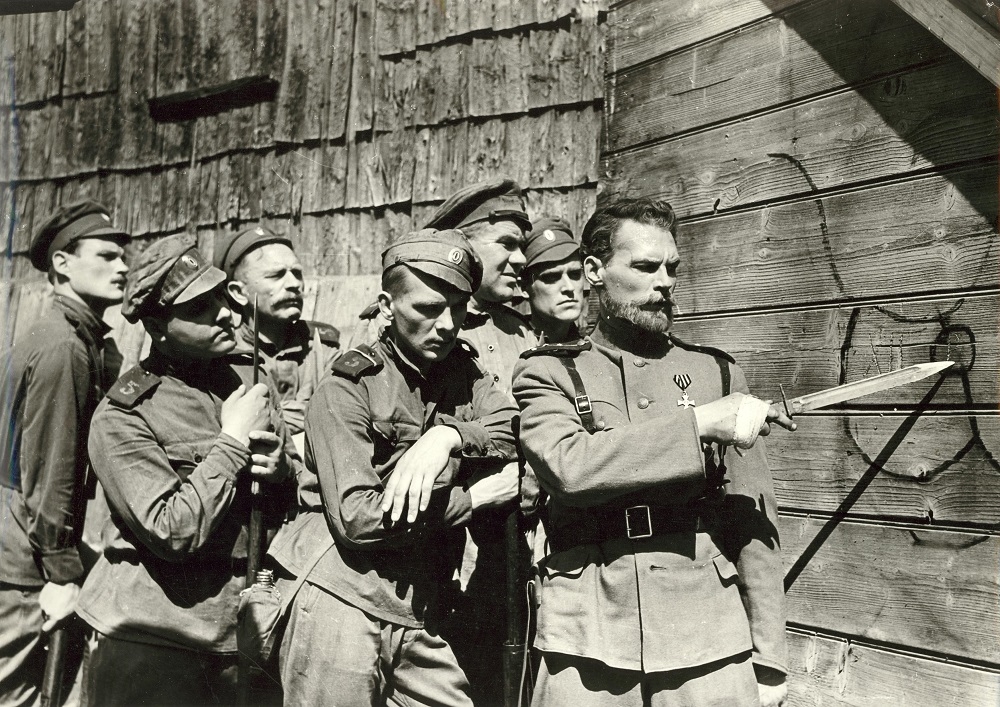 Kadrs no Pāvela Armanda filmas "Latviešu strēlnieka stāsts" (1958)