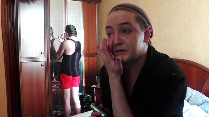 Kadrs no filmas "Ļaujiet man vienkārši būt / Можно я просто буду?"