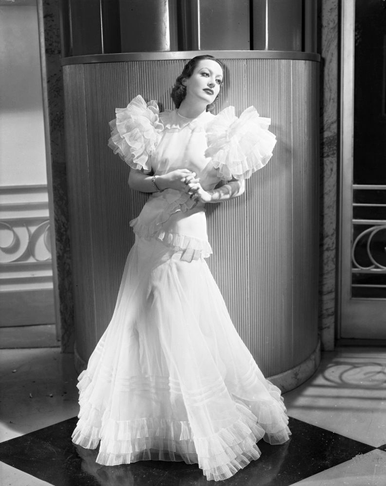 Džoana Krouforde dizainera Adriana kleitā no filmas "Letija Lintone" (1932)