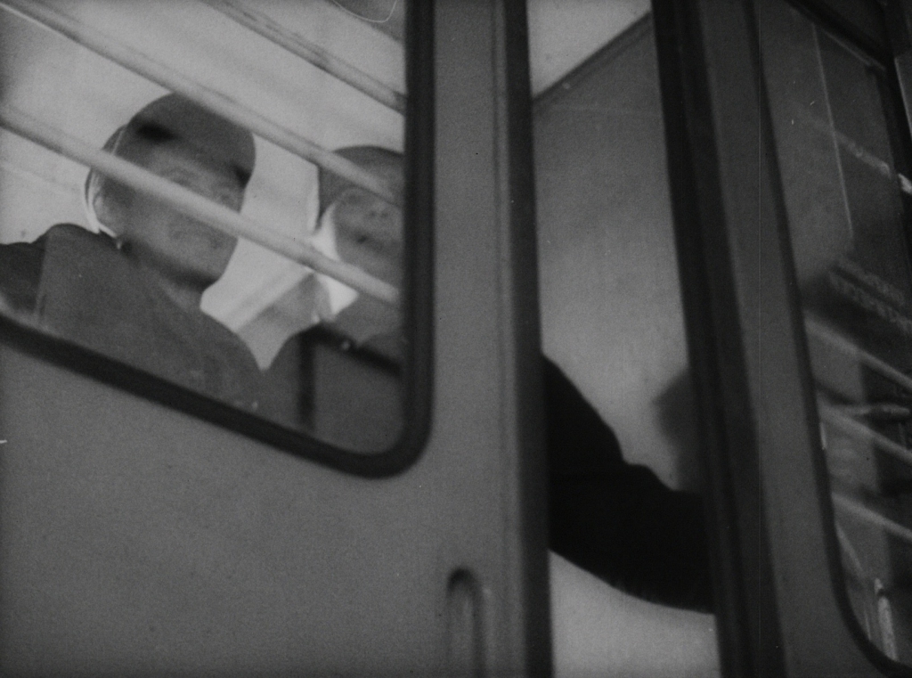 Kadrs no Aloiza Brenča spēlfilmas "Līdz rudenim vēl tālu" (1964), vagonbūves rūpnīca