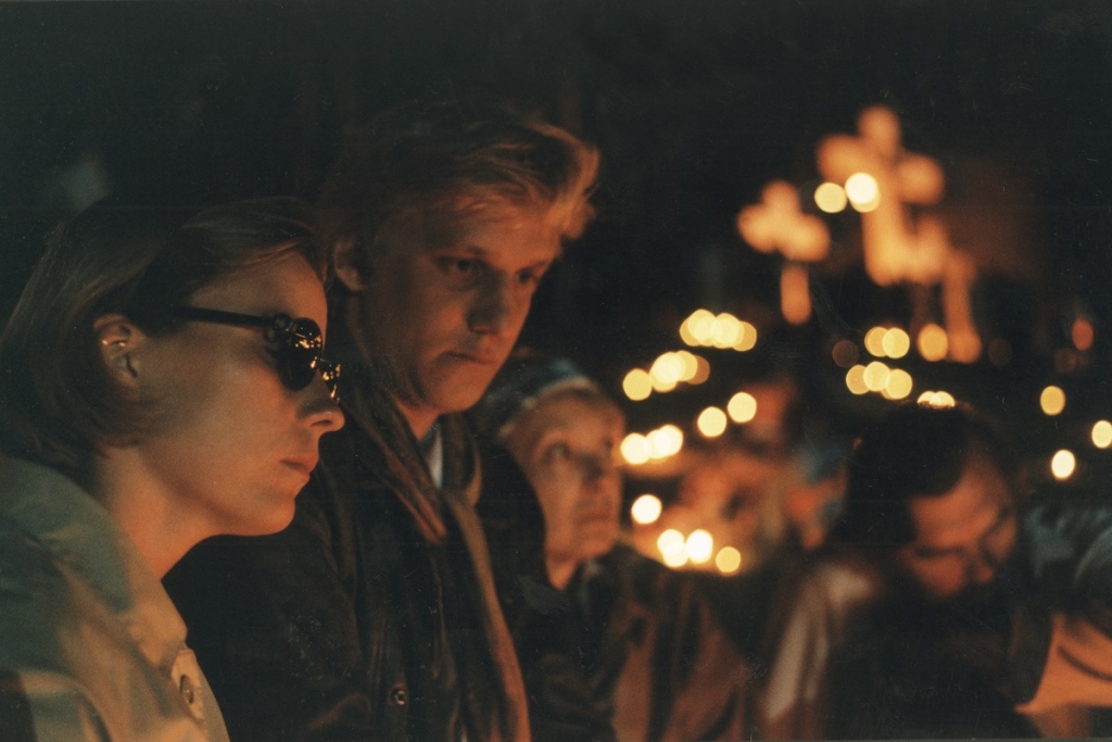 Kadrs no filmas "Likteņdzirnas" (1997)