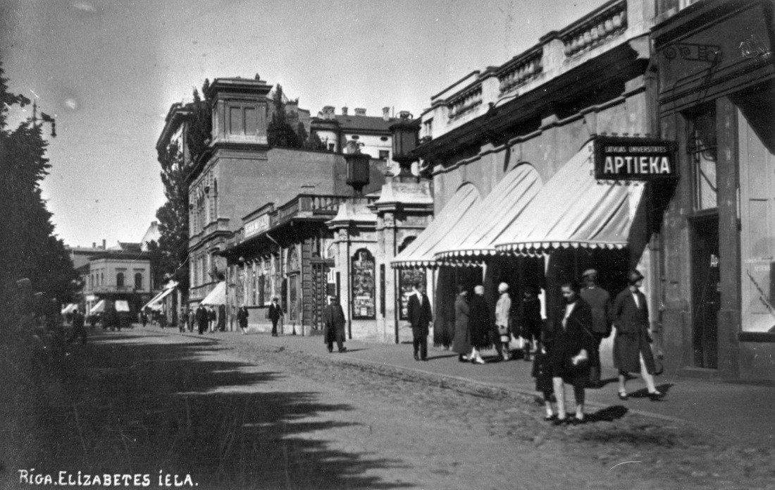 Elizabetes iela 1929. gadā. Centrā – kinoteātra „Splendid Palace” ieejas vārti, aiz tiem – kinoteātris „Maska”. Foto no LNA KFFDA krājuma, autors nezināms