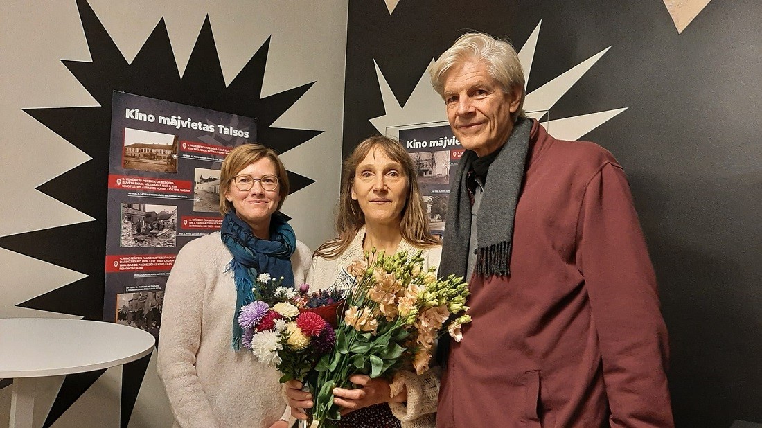Māra Cēbere (no kreisās) kopā ar režisori Signi Baumani un producentu Stērdžisu Vorneru