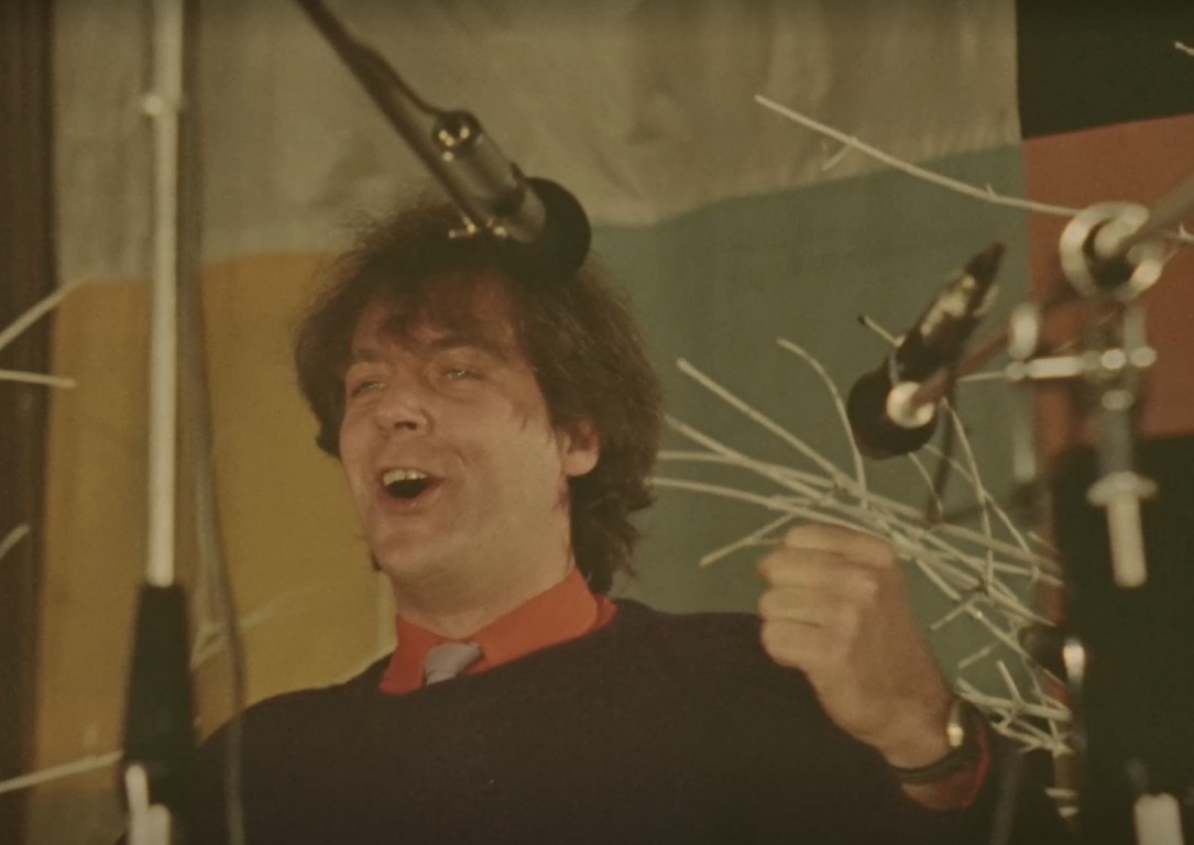 Kadrs no kinožurnāla "Māksla" (1/1986), Mārtiņš Brauns koncertē Rīgas Politehniskajā institūtā