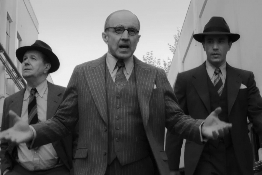 Luiss B. Meijers (centrā) filmā "Manks" (aktieris Ērliss Hovards)