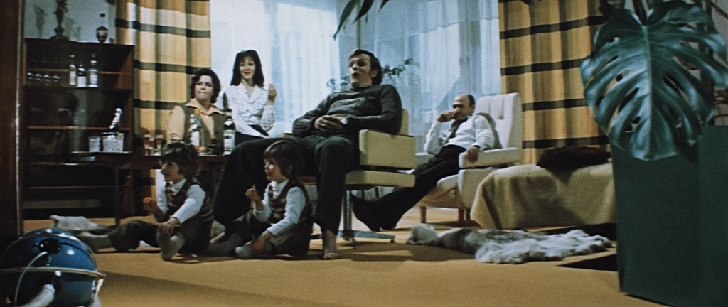 Turīgā Ciekura privātmājas interjers filmā "Mans draugs – nenopietns cilvēks" (1975)