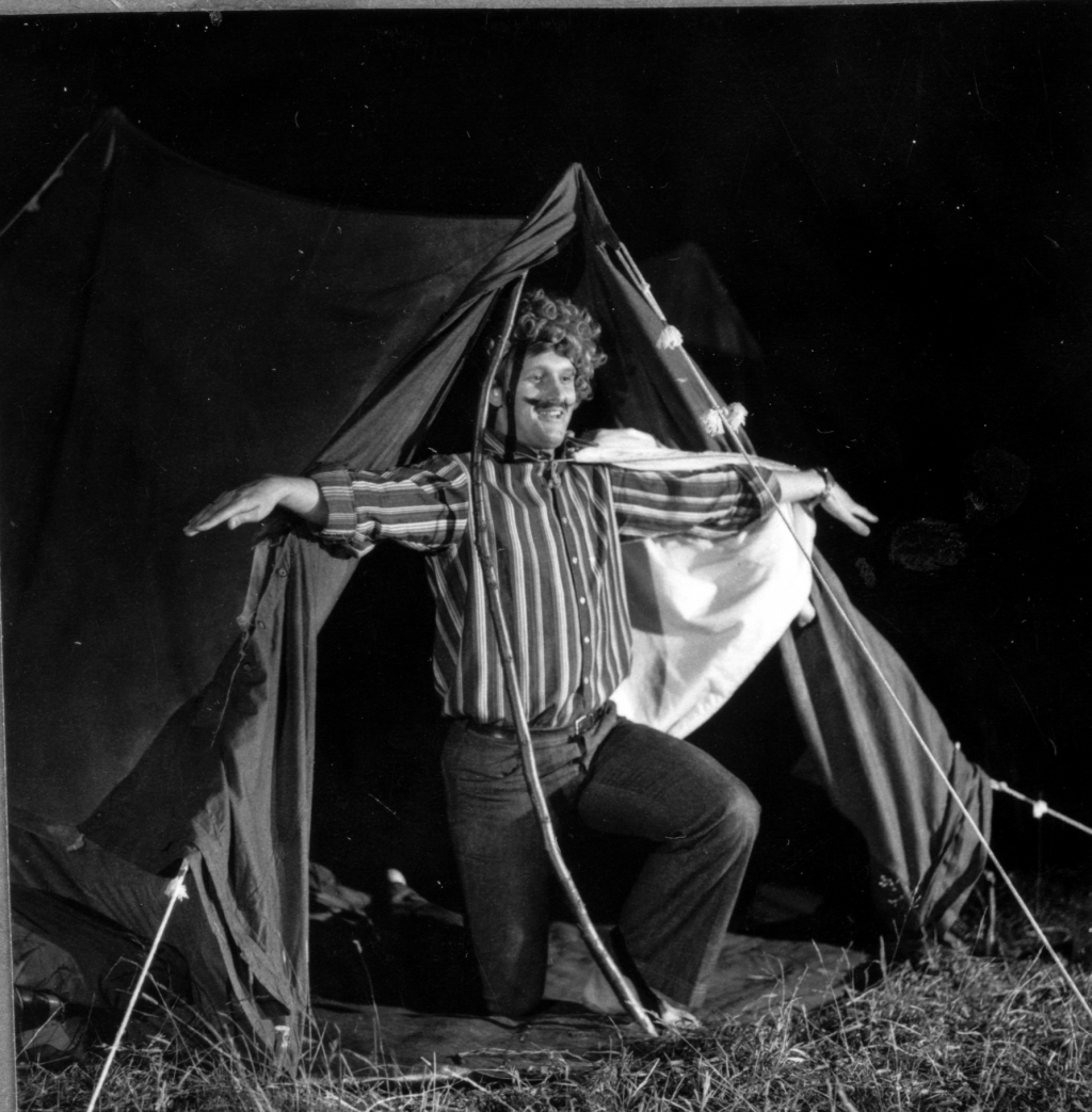 Jānim Paukštello Arvīds Lasmanis ir pirmā nopietnā kinoloma (vispār otrā, pēc nelielas epizodes Imanta Krenberga filmā Pilsētas atslēgas (1973), turklāt arī pavisam nejauši trāpījusies – Jānis Streičs bija iecerējis aktierprovēs pārbaudīt trīs citus aktierus, bet asistente Ilze Līce viņam ieteica šo puisi, kas izrādījās “ģeniāls atradums”