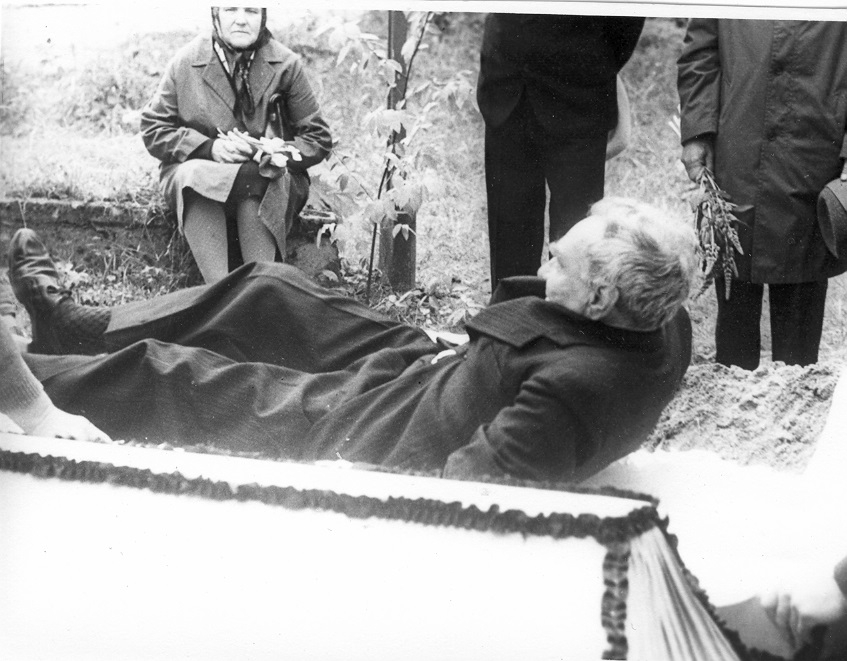 Darba moments filmas uzņemšanas laikā – Ēvalds Valters (vecais Čakāns) guļas zārkā, nepavisam nebūdams māņticīgs. Aktieris esot aicinājis visus sanākt apkārt un nofotografēties, lai vēlāk “pēc daudziem gadiem”, kad viņš pa īstam zārkā gulēšot, visi var nofotografēties vēlreiz un salīdzināt, kā būs novecojuši. Un viņam bija taisnība – aktieris pēc šīs lomas dzīvoja vēl gandrīz 20 gadus
