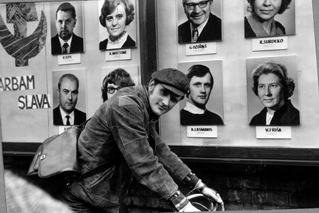 Tipisks piemērs Jāņa Streiča paņēmienam, kuru viņš savās filmās kopis jau kopš 70. gadu sākuma, kopš debijas režisora statusā – filmas uzņemšanā un epizodiskās lomās iesaistīt pēc iespējas vairāk grupas cilvēku. Te nu ir īsts koncentrāts, jo viss siltumtīklu kantora Goda dēlis noklāts ar uzņemšanas grupas darbinieku fotogrāfijām – gaismu meistars un apgaismotāju brigadieris Pēteris Zeps, vecākā administratore Anda Matisone, filmas direktora vietnieks Gunārs Ozoliņš, montāžas režisore Margarita Surdeko, kostīmniece Aina Frišfelde, skaņu režisors Jevgeņijs Oļšanko…