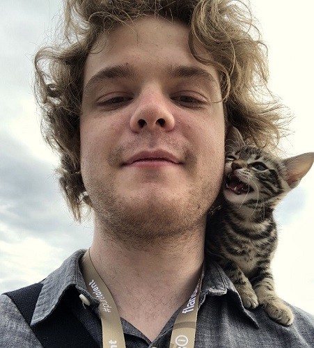 Matīss Kaža Kannās ar kaķi 2019. gadā. Foto - pašportrets