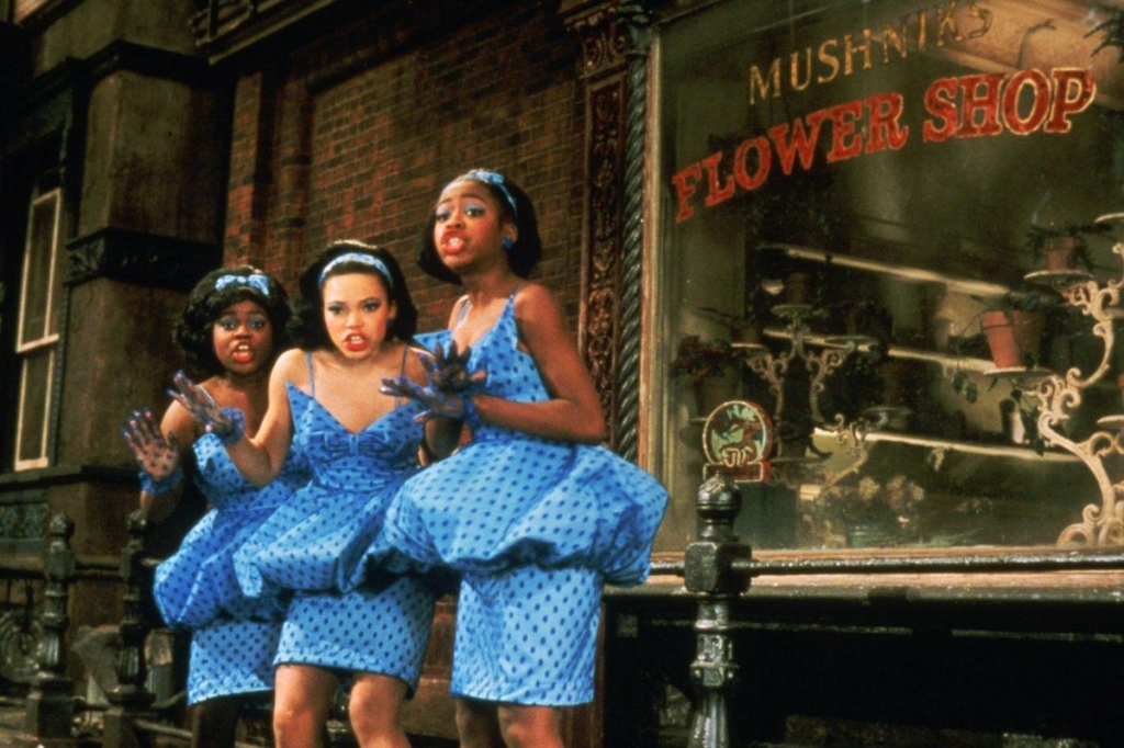 Tipisku "grieķu kora" funkciju filmā "Mazais šausmu veikaliņš / Little Shop of Horrors" (1986) izpilda trīs dziedātājas, kuras redz tikai filmas skatītāji, nevis varoņi