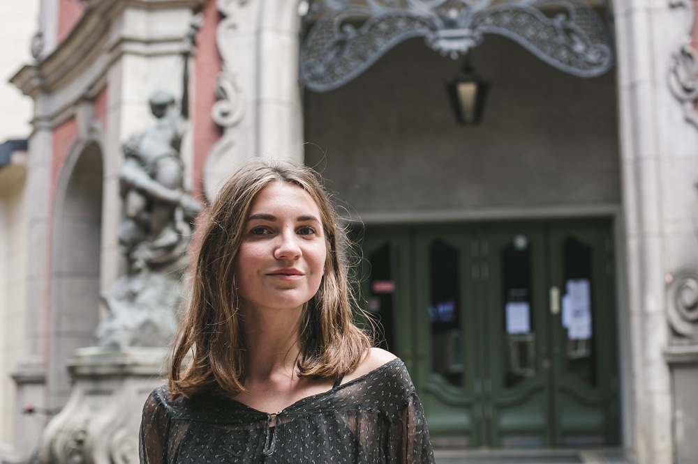 Raksta autore Patrīcija Marija Keiša brīdi pirms došanās uz Venēcijas festivālu. Foto: Lauma Kalniņa