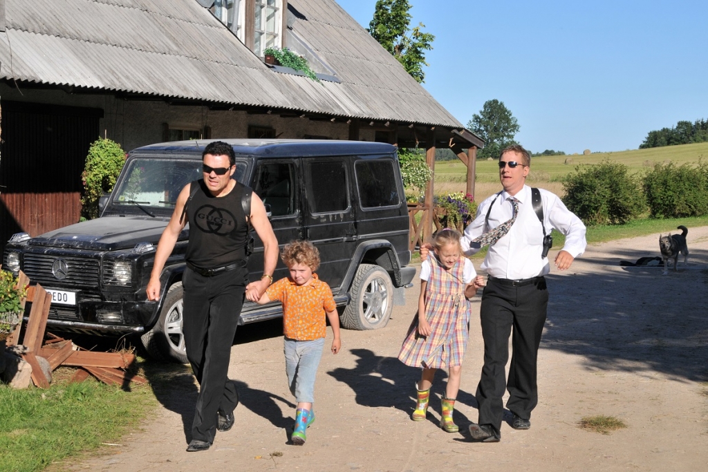 Kadrs no filmas "Mazie laupītāji" (2009)