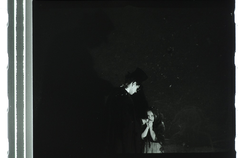 Kadrs no filmas "Meitene ar sērkociņiem" (1957)