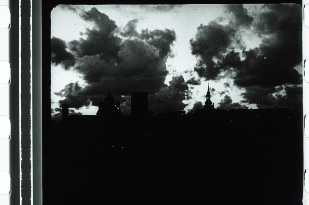 Kadrs no filmas "Meitene ar sērkociņiem" (1957)